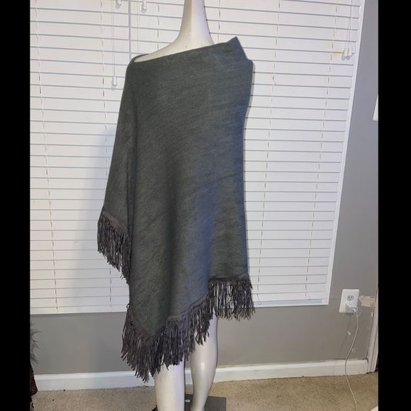 LA FIORENTINA SOFT PONCHO WITH FAUX SUEDE FRINGE GRAY CF11DX0R7N9  🔥🔥🔥 SALE - Picture 5 of 7
